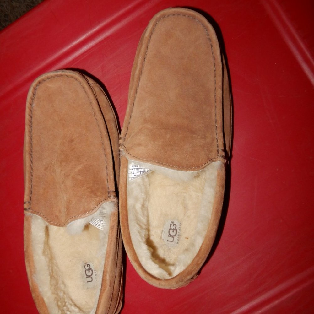 UGG Australia 5775 Mens 11 44.5 Suede Mocassin Sheepskin Slippers Chestnut Ascot